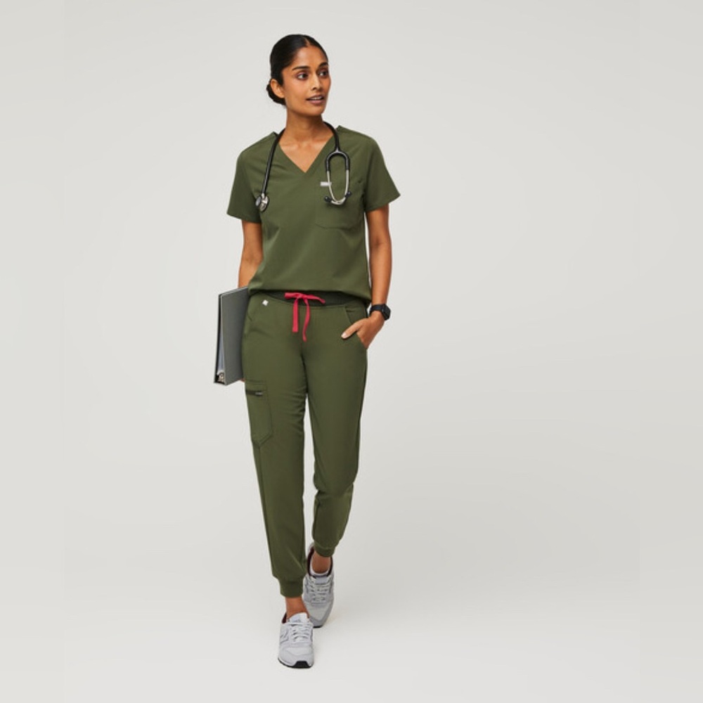 Figs Dark Olive Women’s Scrub Set